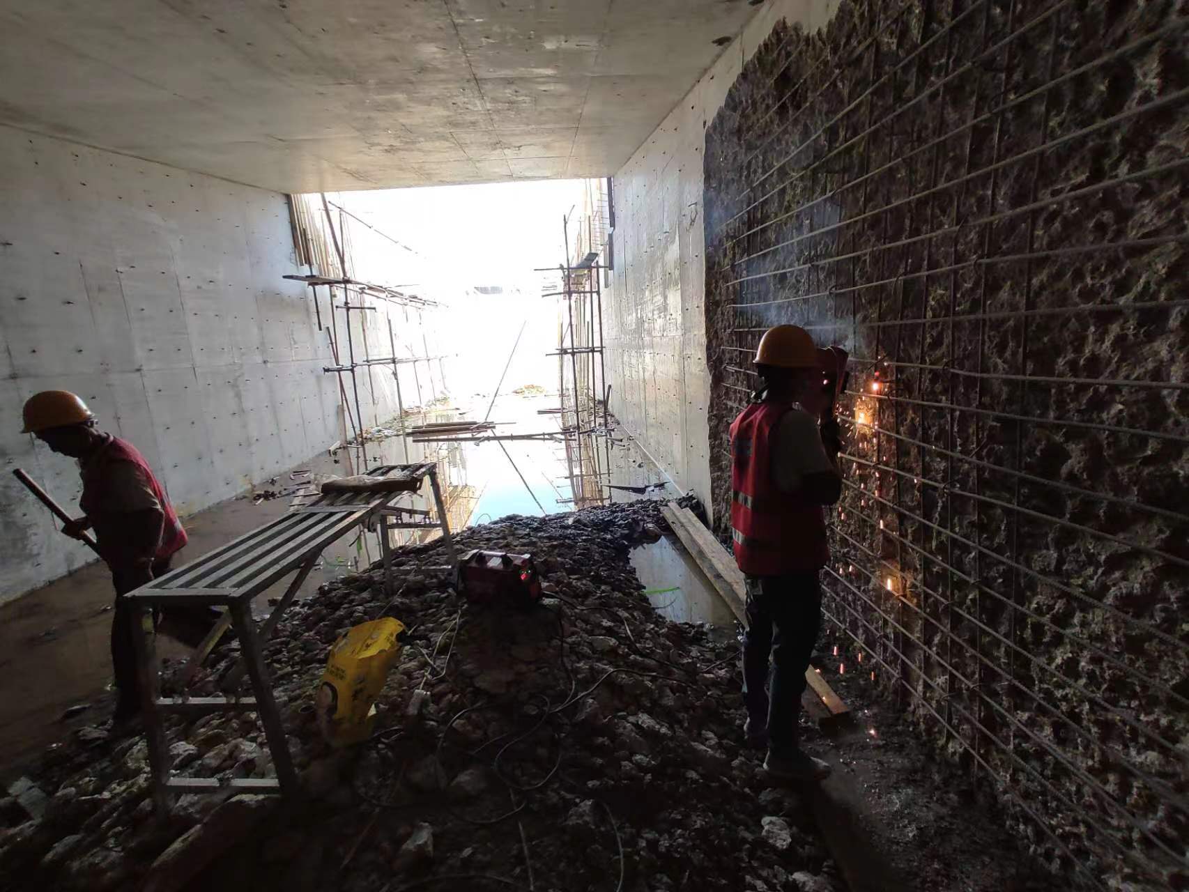 柳南挖断承重墙导致楼体开裂，加固施工方案出炉